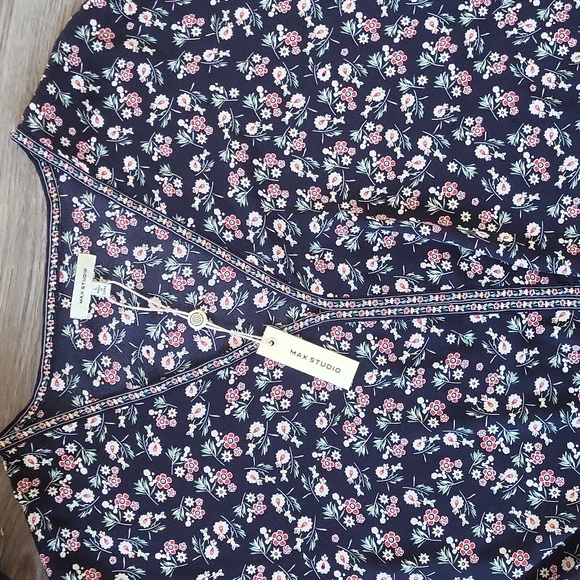 Max Studio l New l Size Large l Floral print l Navy l blouse l new l top - Picture 3 of 8